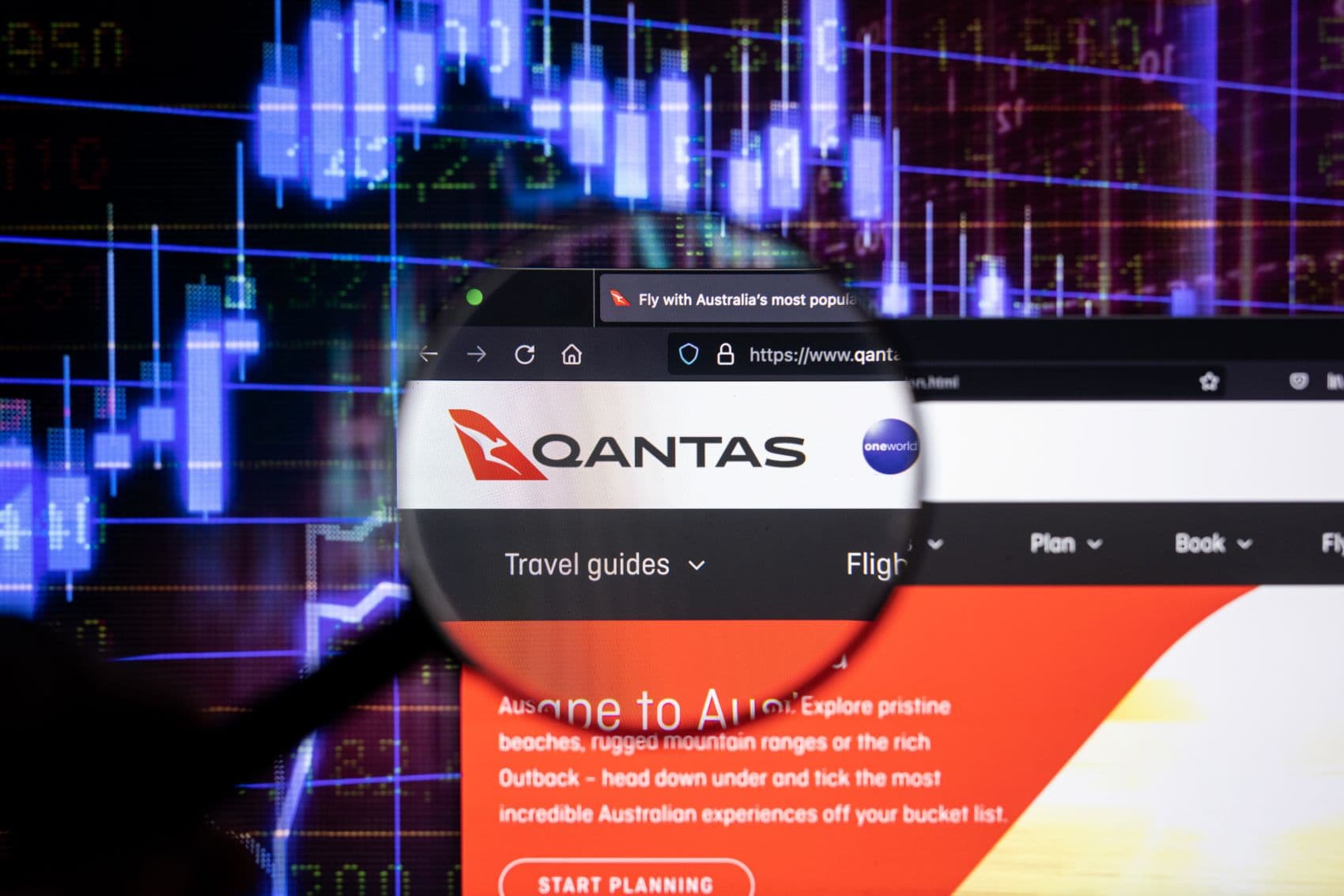 Firmenlogo von Qantas Airlines auf einer Website mit unscharfen Balken im Hintergrund