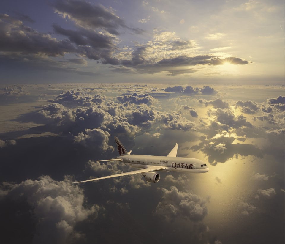Flugzeug von Qatar Airways fliegt durch die Wolken