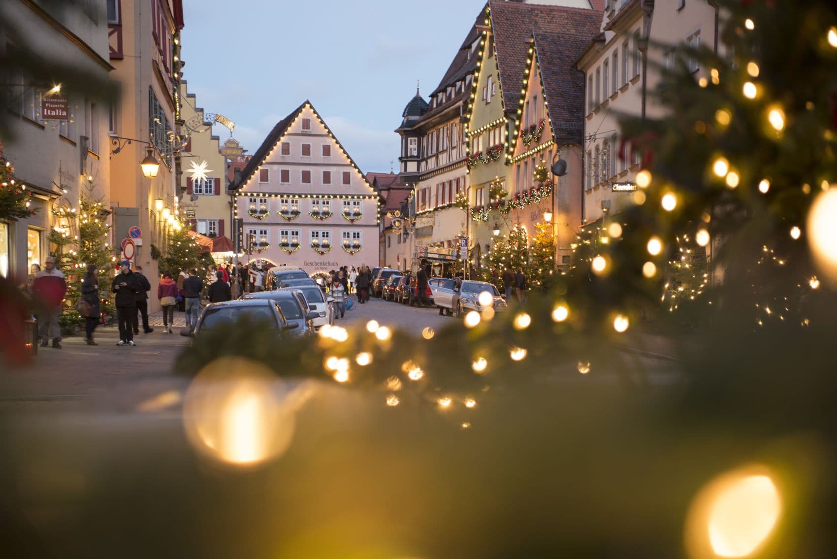 Festlich dekorierte Innenstadt in Rothenburg ob der Tauber im Advent