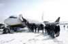 Passagiere betreten im Winter am Flughafen Charleroi ein Flugzeug von Ryanair