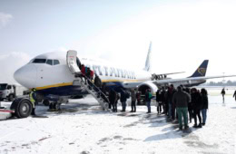 Passagiere betreten im Winter am Flughafen Charleroi ein Flugzeug von Ryanair