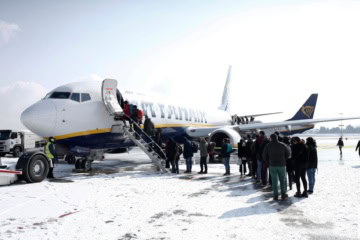 Passagiere betreten im Winter am Flughafen Charleroi ein Flugzeug von Ryanair