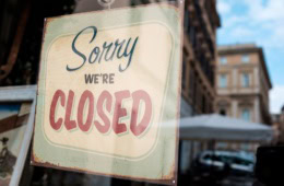 Hinweisschild in den USA mit der Aufschrift "Sorry we're closed"