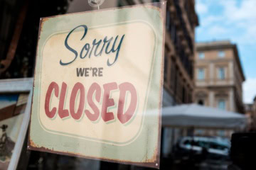 Hinweisschild in den USA mit der Aufschrift "Sorry we're closed"