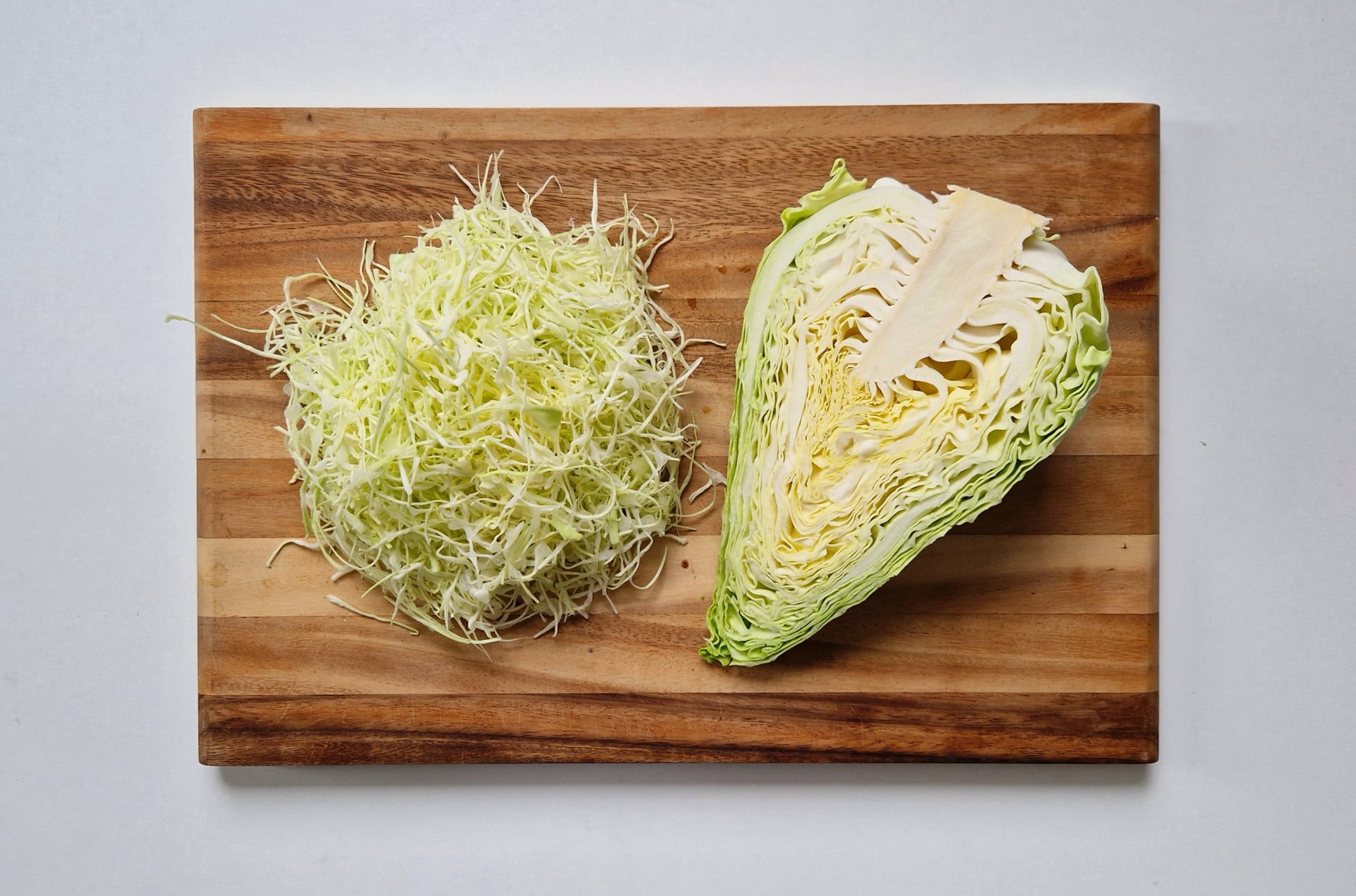 Spitzkohl auf einem Brett.