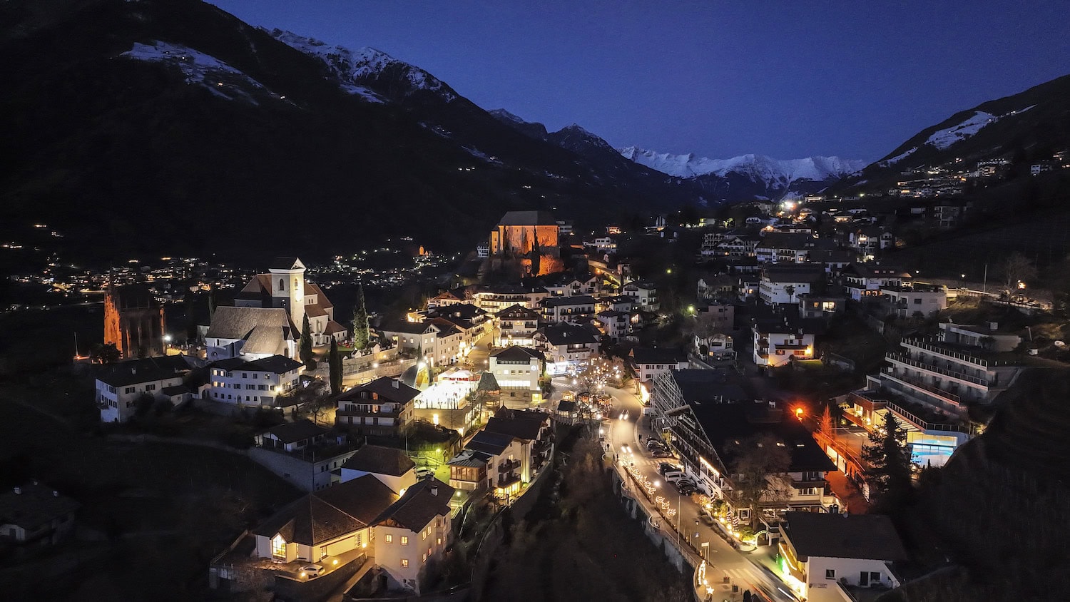 Blick auf die Innenstadt von Schenna im Winter