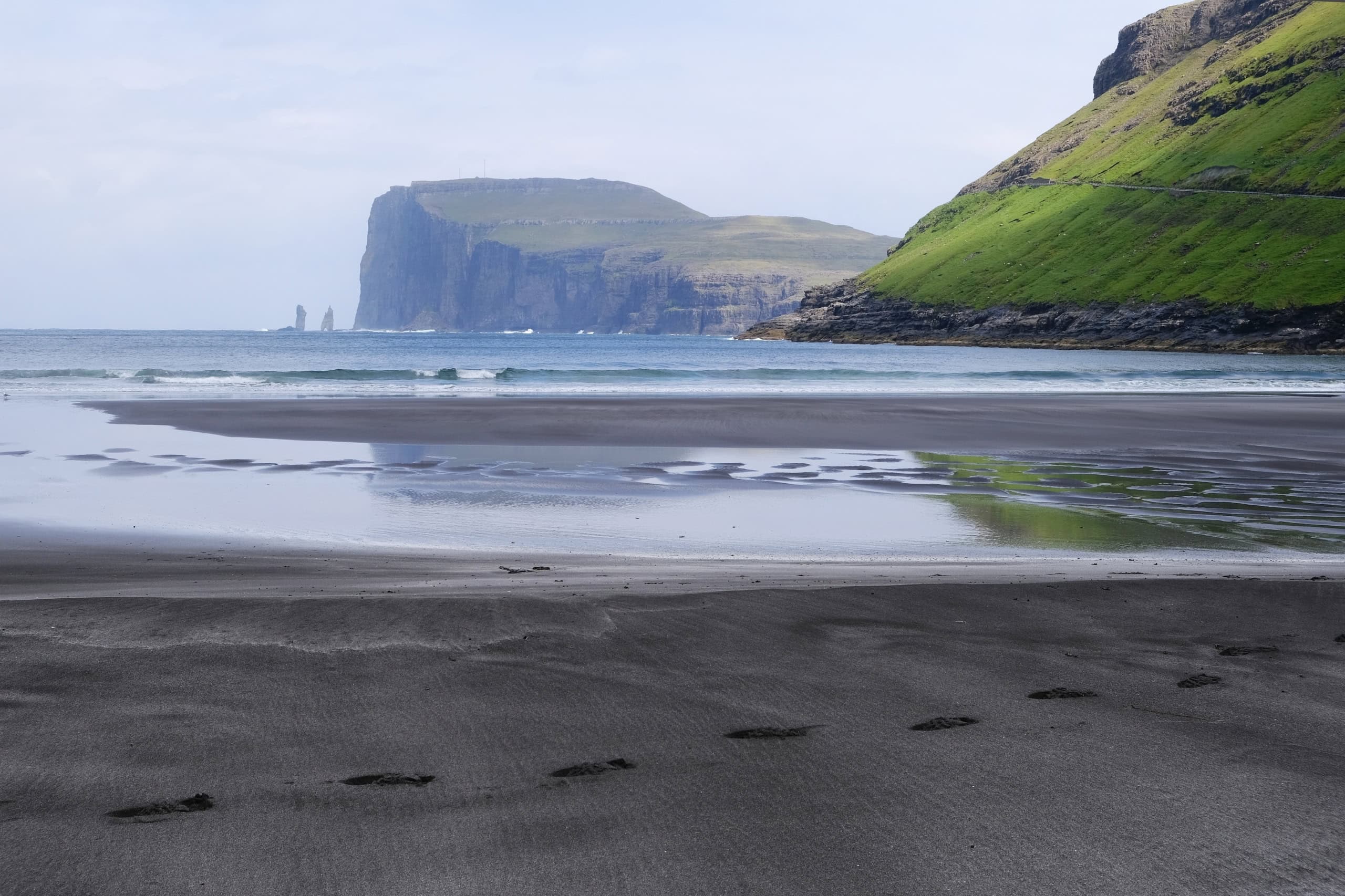 Der Tjørnuvík-Strand auf den Färöer-Inseln.