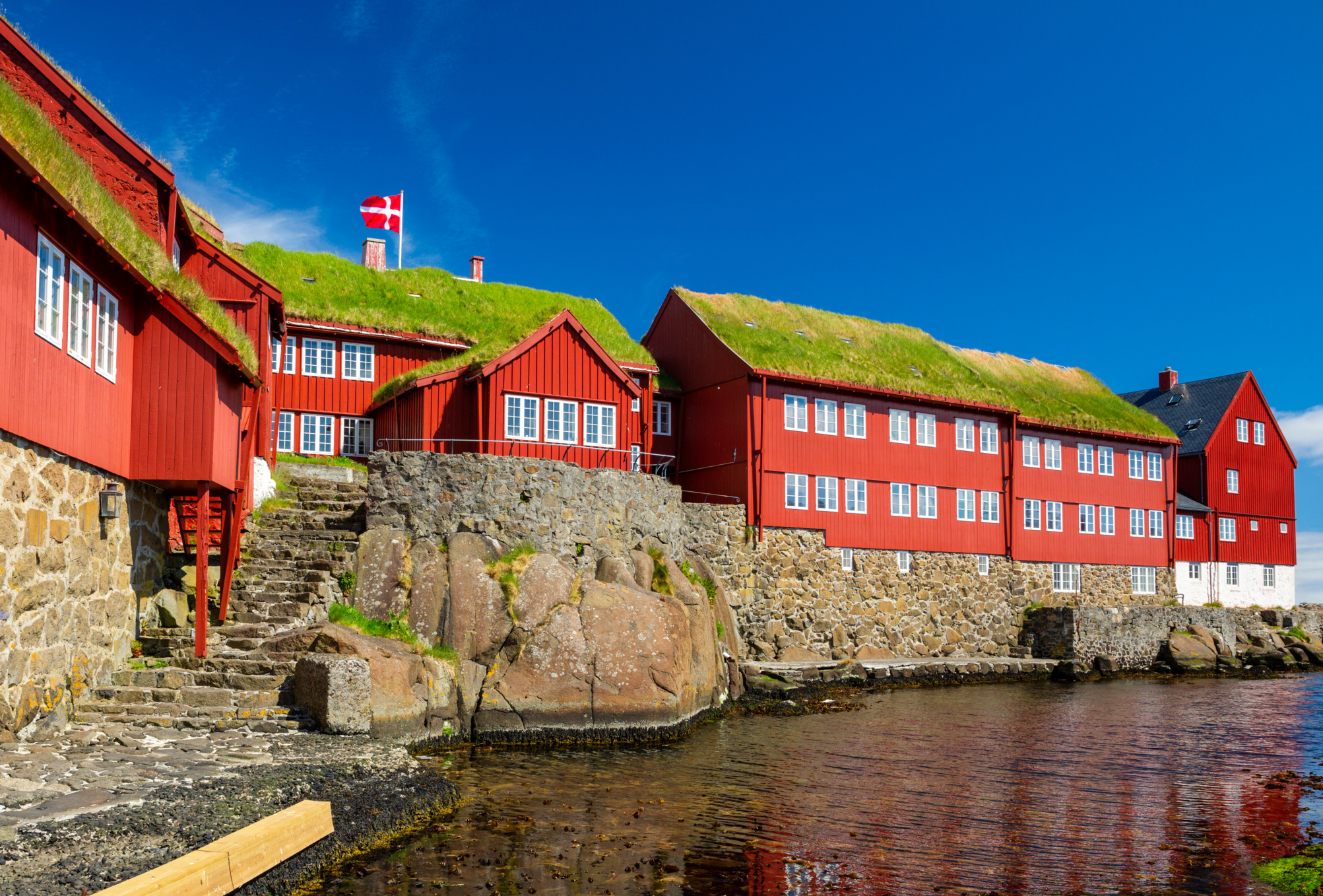 Tórshavn, die Hauptstadt der Färöer-Inseln mit ihren roten Holzhäusern.