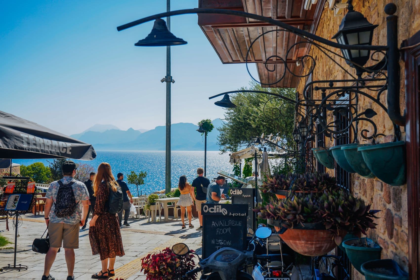 Touristen in der Altstadt in Antalya besichtigen die Sehenswürdigkeiten