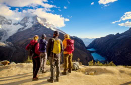 Wanderer auf Trekkingroute in Santa Cruz in Peru genießen Aussicht