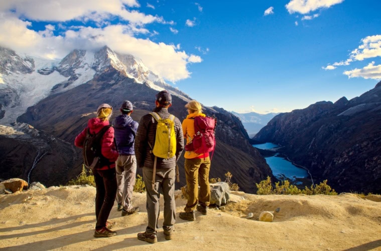 Wanderer auf Trekkingroute in Santa Cruz in Peru genießen Aussicht