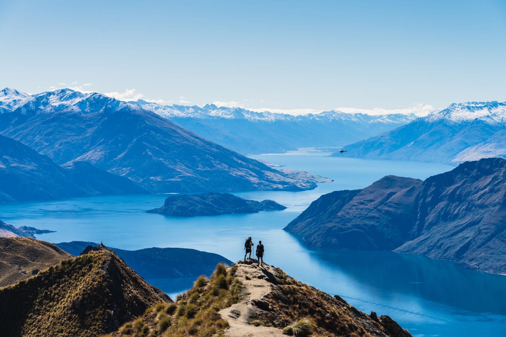Wanderer genießen Aussicht auf Lake Wanaka in Neuseeland 