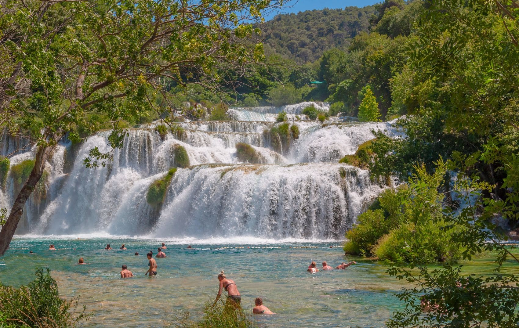 Badende im Sommer am Wasserfall Skradinski buk in Kroatien 