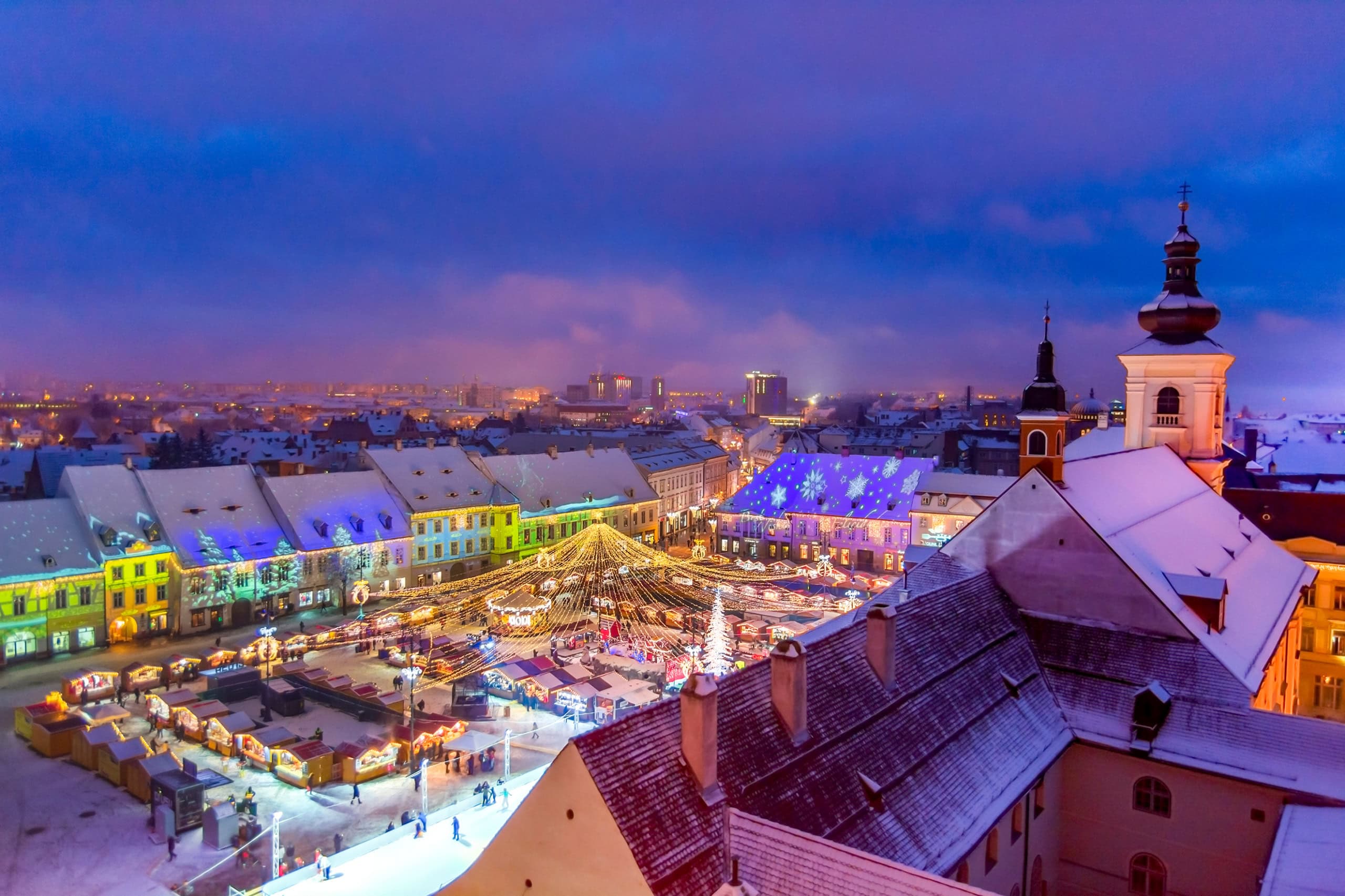 Blick von oben auf den Weihnachtsmarkt in Sibiu.