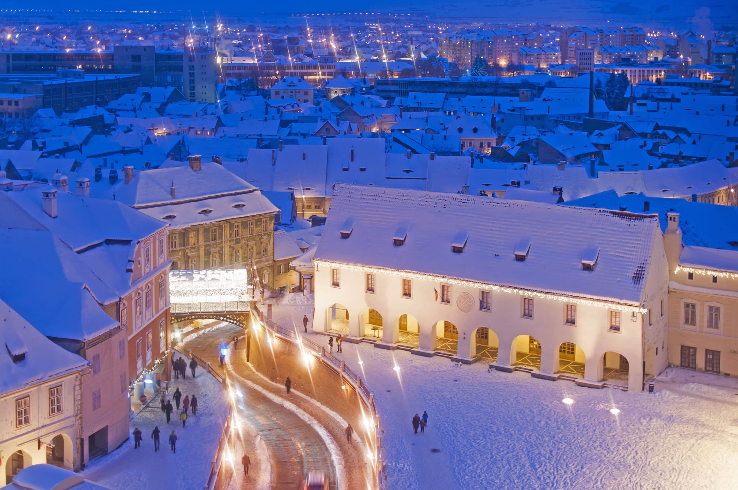 Eine schneereiche Winternacht in Sibiu.