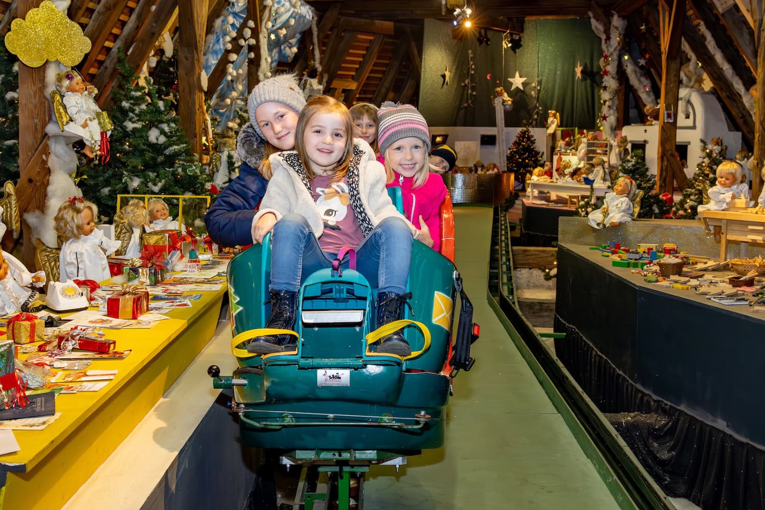 1. Österreichisches Weihnachtsmuseum, die Erlebnisbahn macht einen Halt im Dachgeschoß in der Engelwerkstatt.