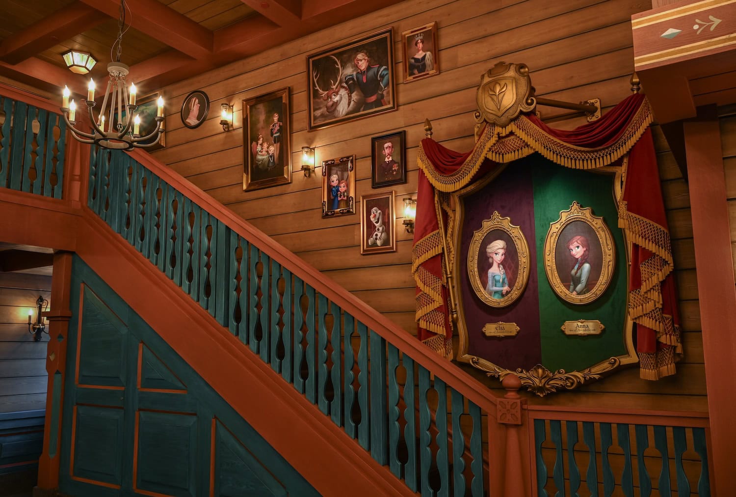Bild von der Treppe im Nordic Crowns Tavern, dem Restaurant, der World of Frozen.