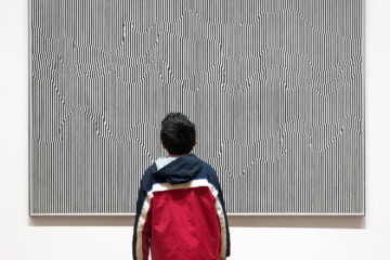 Kind vor einem Bild im MoMa Museum in New York