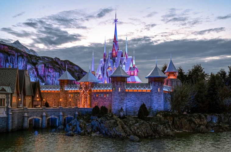 World of Frozen vor der Eröffnung in der Dämmerung im Disneyland Paris.