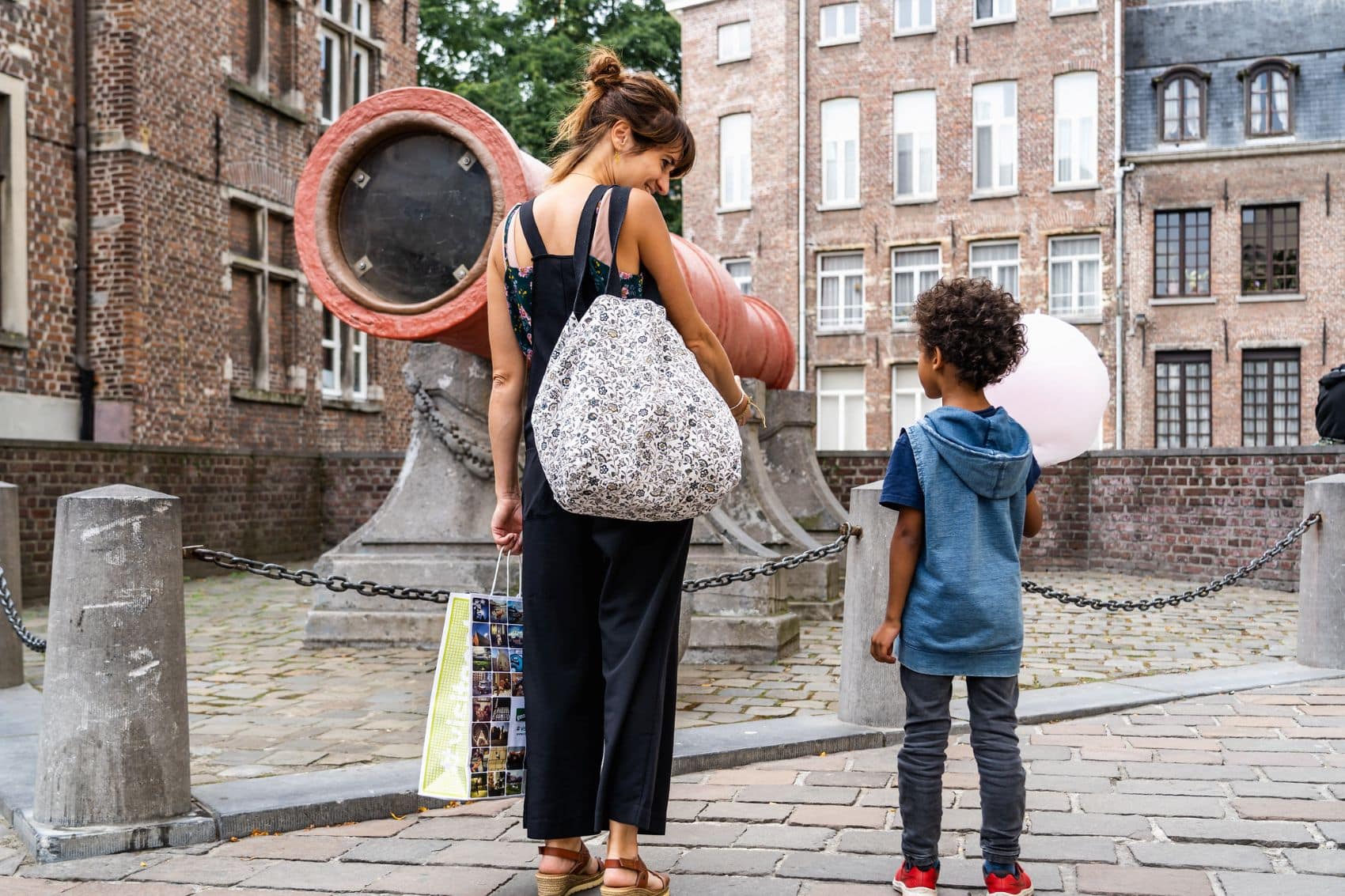 Frau mit Kind steht vor der Dulle Griet in Gent