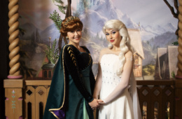 Elsa und Anna von Frozen beim Meet and Greet in der World of Frozen im Disneyland Paris.