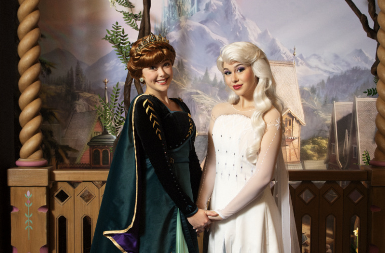 Elsa und Anna von Frozen beim Meet and Greet in der World of Frozen im Disneyland Paris.