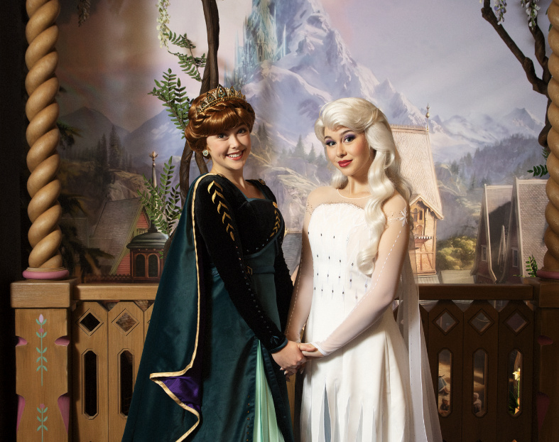 Elsa und Anna von Frozen beim Meet and Greet in der World of Frozen im Disneyland Paris.