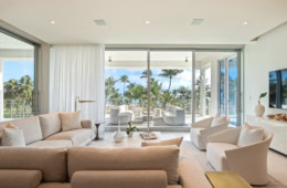 Four Seasons Puerto Rico Villa von innen, helle, gedeckte Farben, große Terasse mit Blick auf Palmen und Meer