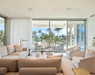 Four Seasons Puerto Rico Villa von innen, helle, gedeckte Farben, große Terasse mit Blick auf Palmen und Meer