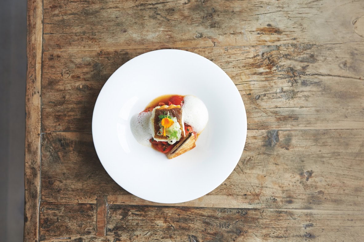 Gebratener Kabeljau auf einem Teller