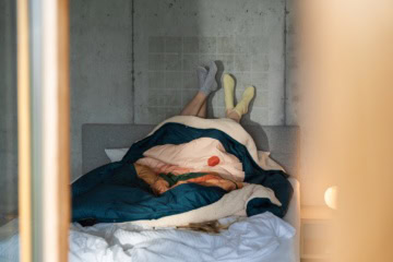 zwei Menschen unter einer Decke von Voited