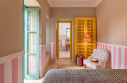Jnane Rumi helles Zimmer mit pastellfarben und knallgelben Schrank