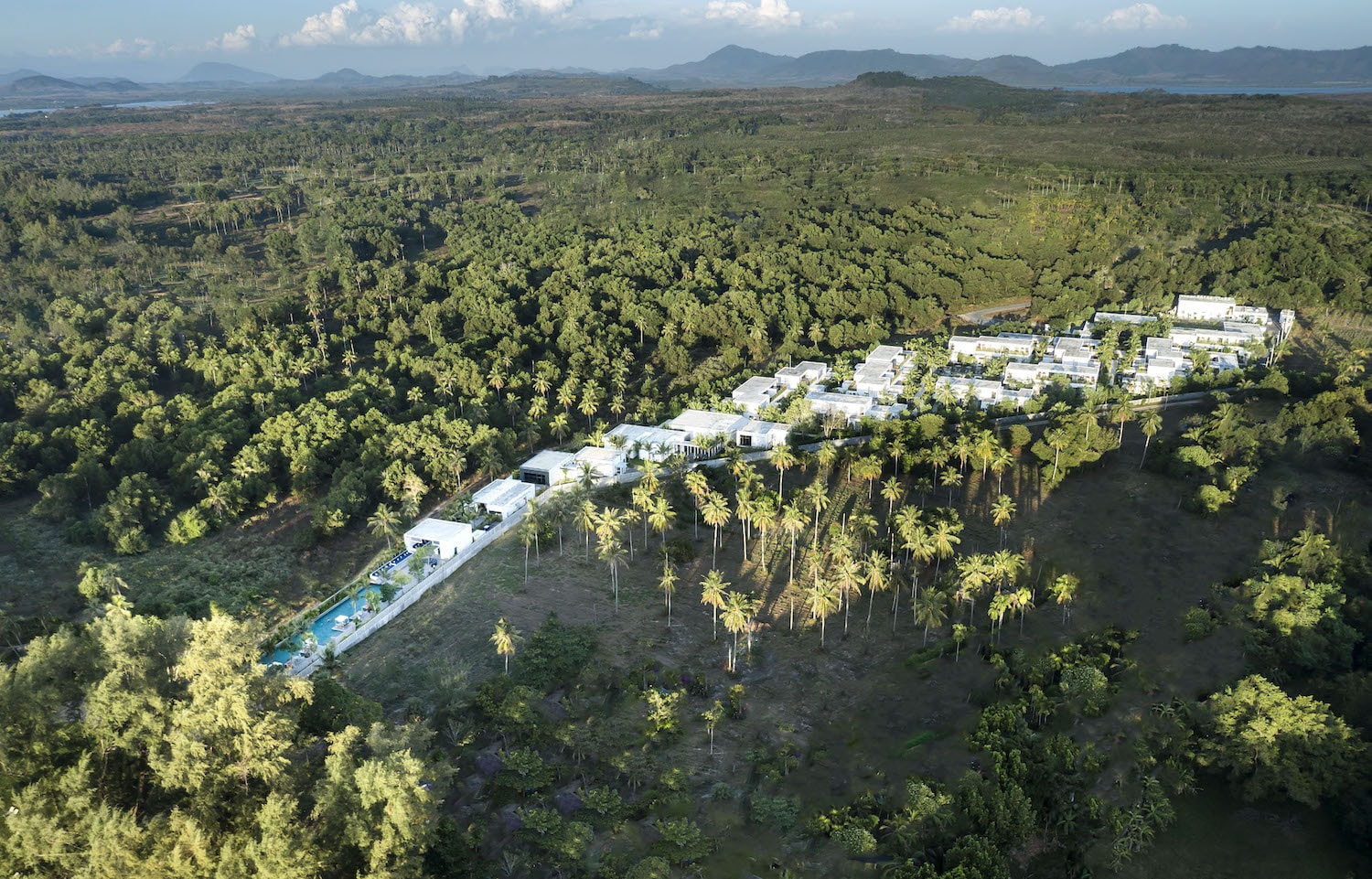 Meliá Phuket Mai Khao von oben im Dschungel
