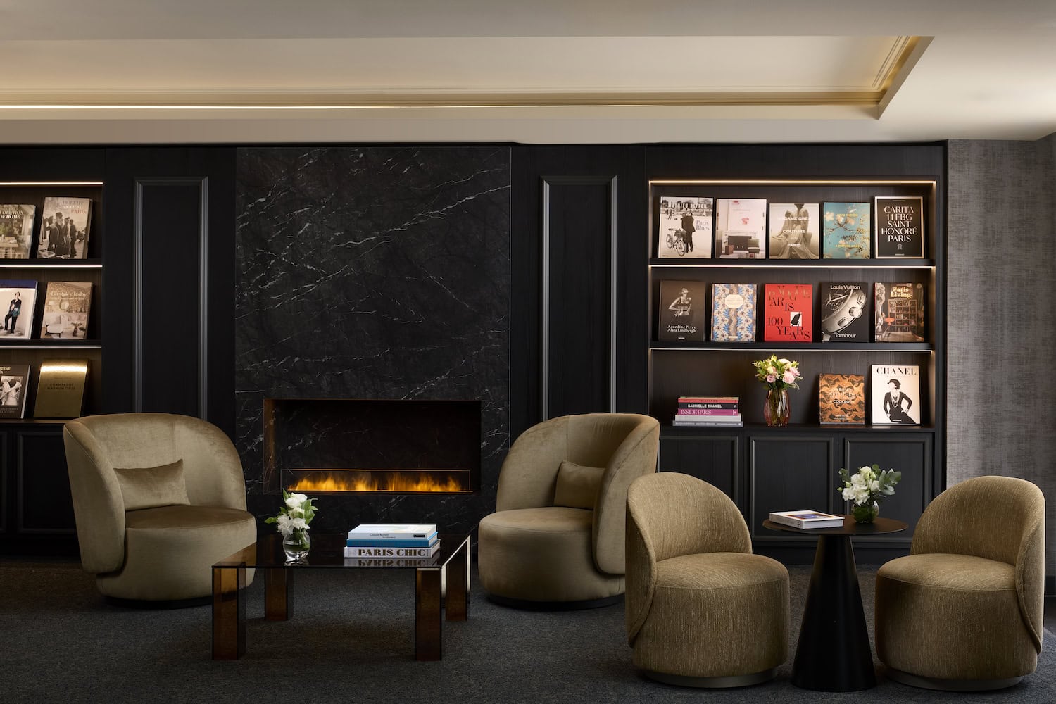 Elegante Hotellobby, dunkle Farben, bunte Coffeetablebooks, braune Sessel