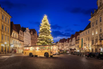 Oldtimerbus am Steyrer Stadtplatz - an den Adventwochenenden regelmäßiger Pendelverkehr in den Wallfahrtsort Christkindl