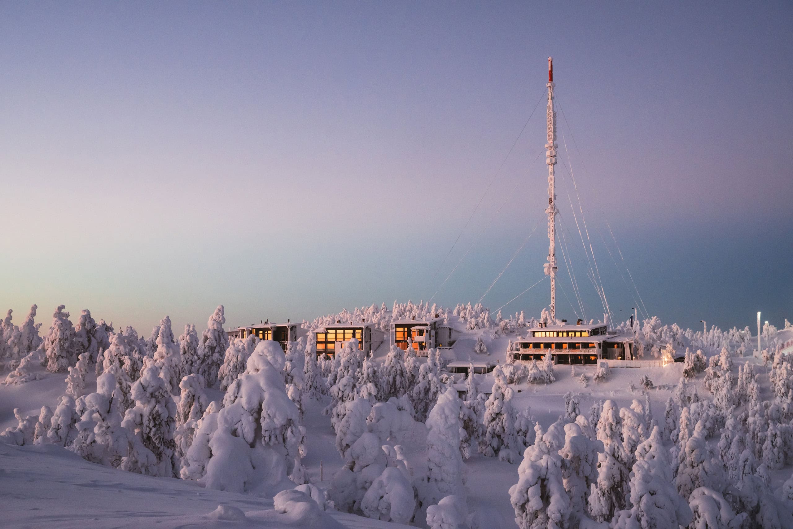 Blick auf das verschneite Boutiquehotel Ruka Peak.