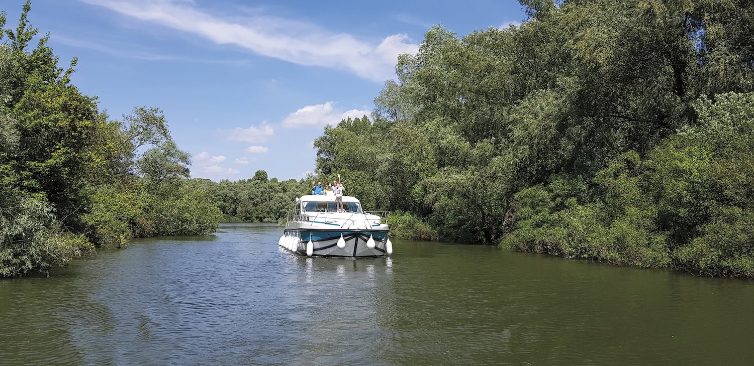 Hausboot auf der Theiß in Ungarn