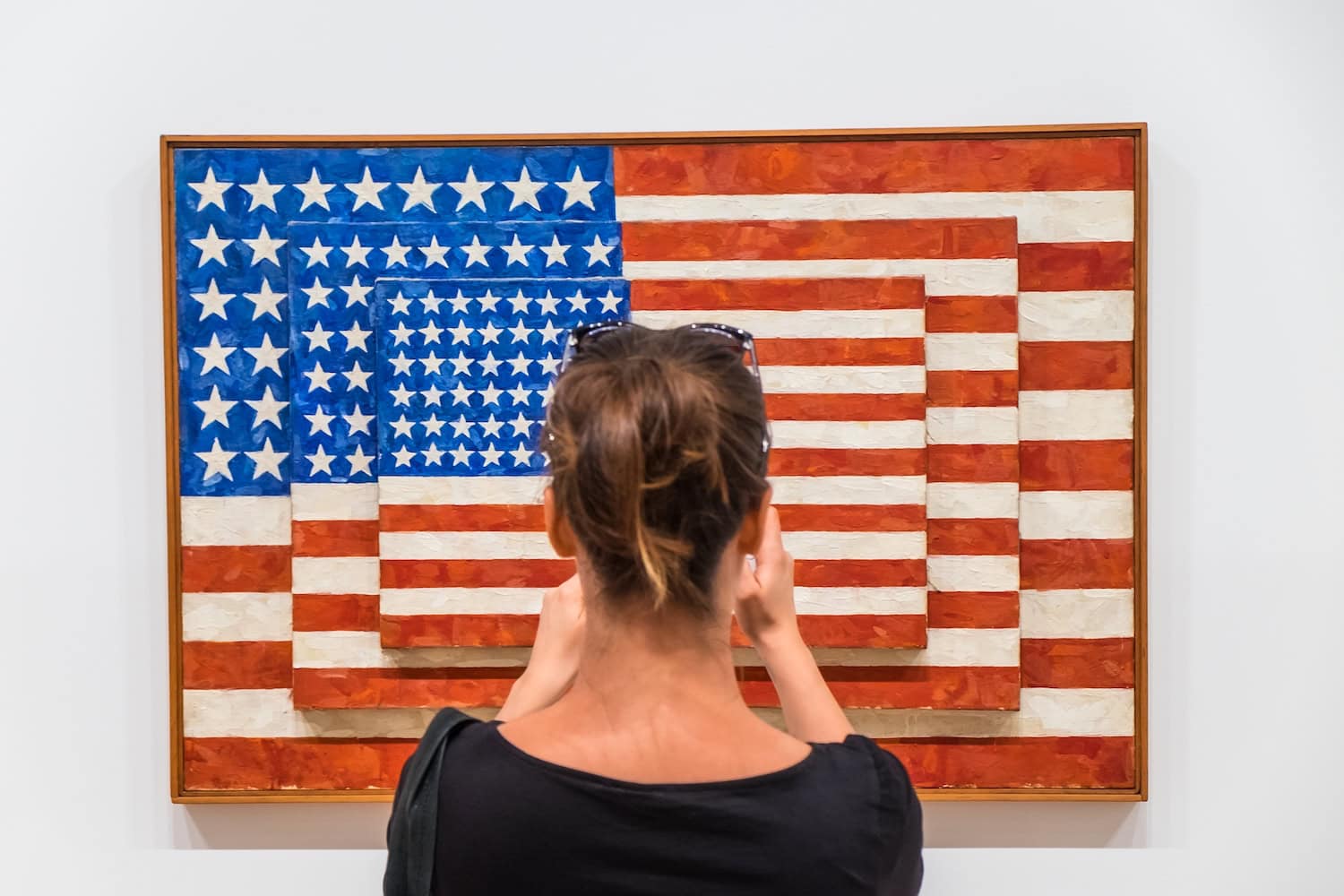 Frau fotografiert ein Kunstwerk