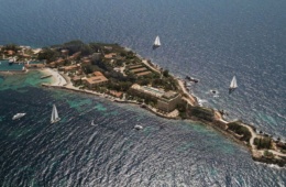 Insel Ile de Bendor und Hotel Zannier Bendor aus Vogelperspektive