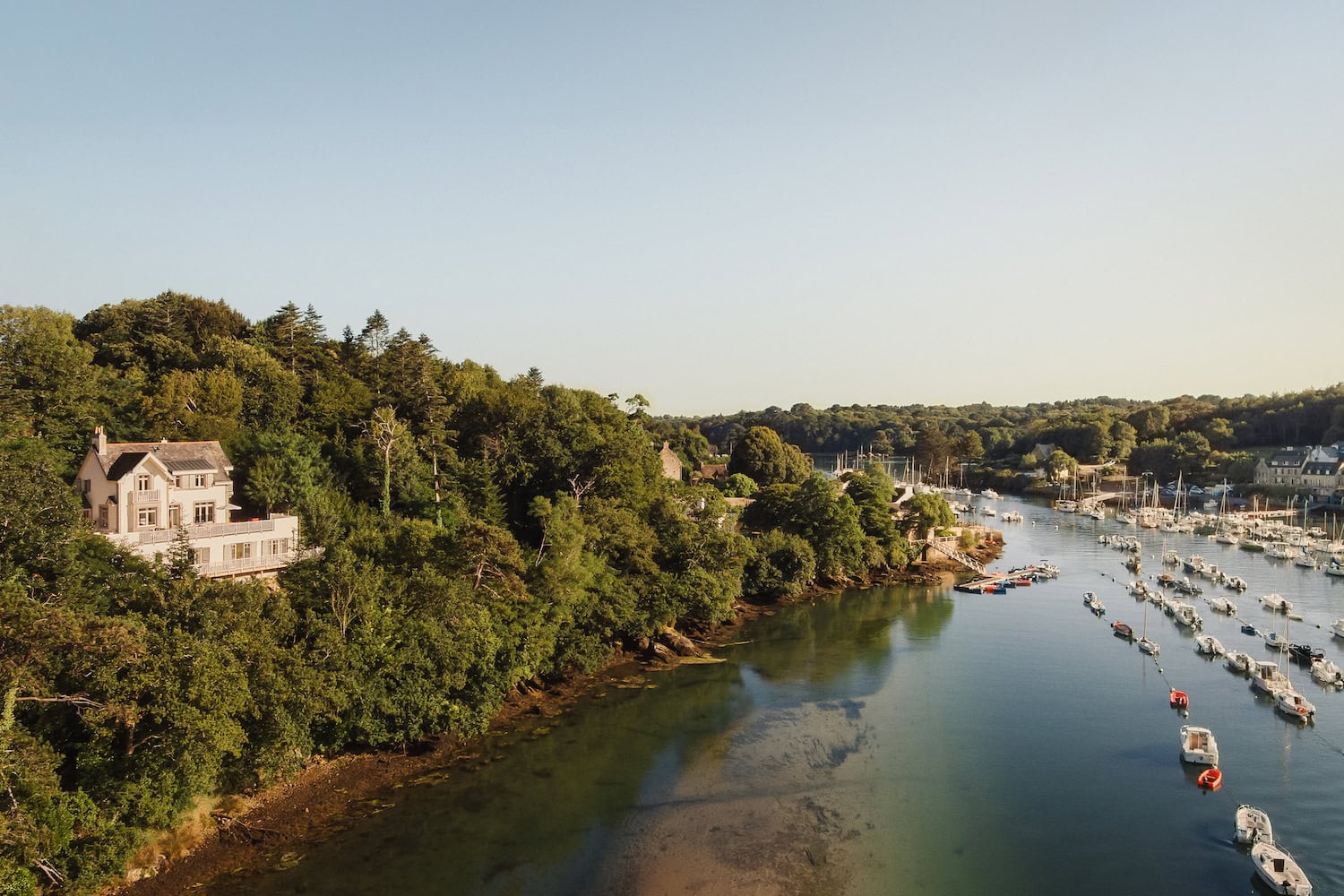 das Maison Roz am Flussufer in der Bretagne