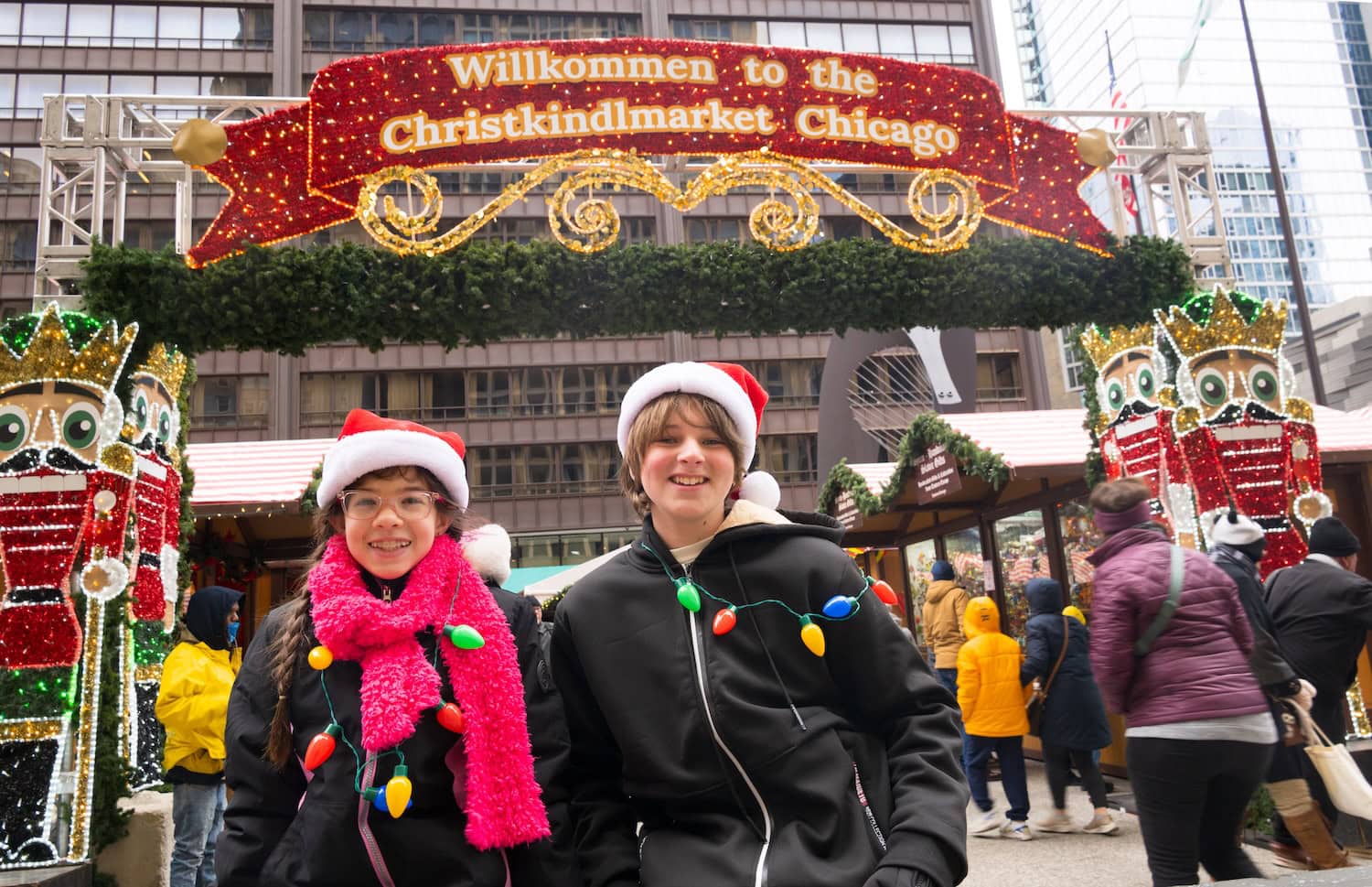 Kinder auf dem Christkindlmarkt in Chicago