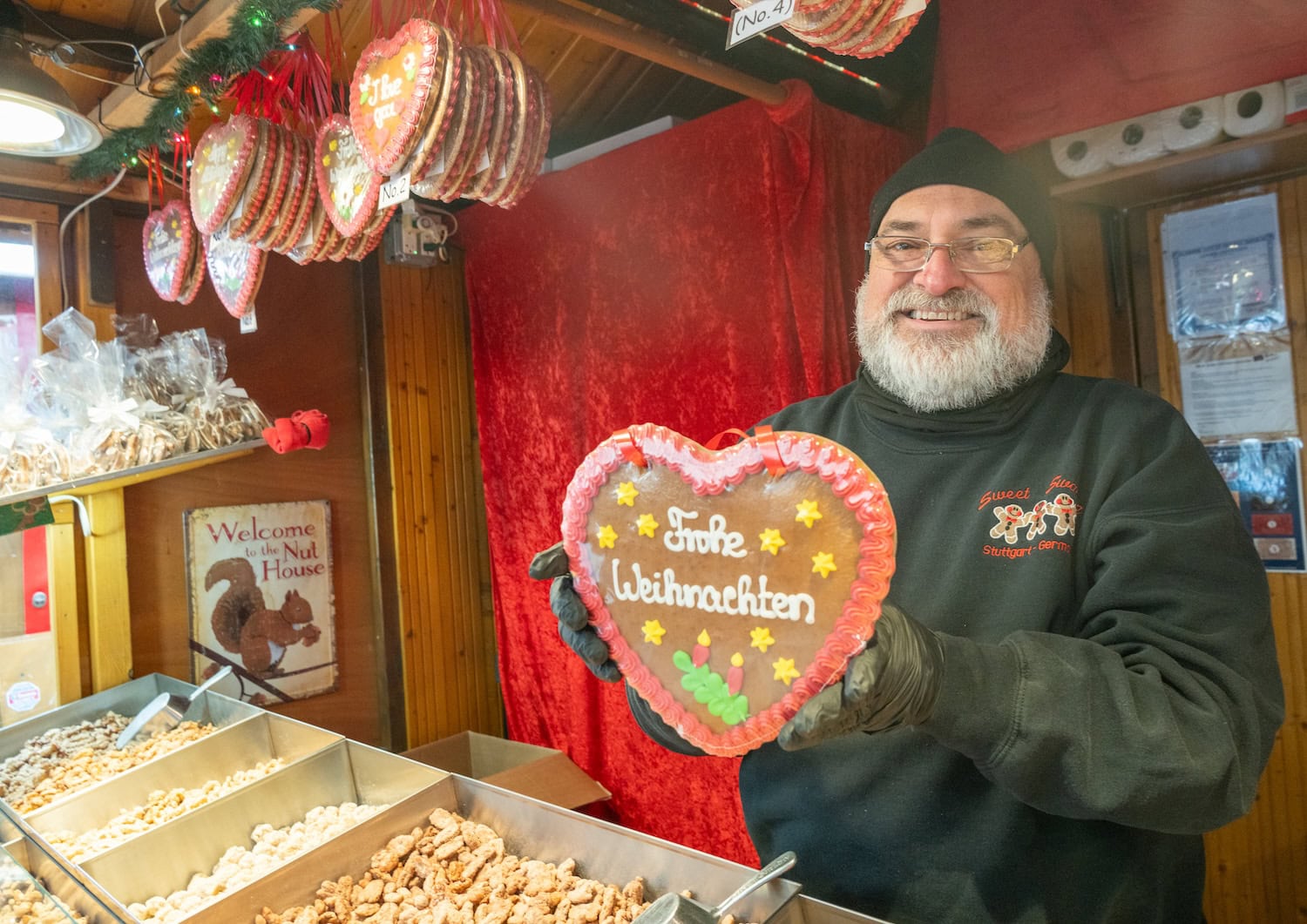 Mann mit Lebkuchen auf dem Weihnachtsmarkt in Chicago
