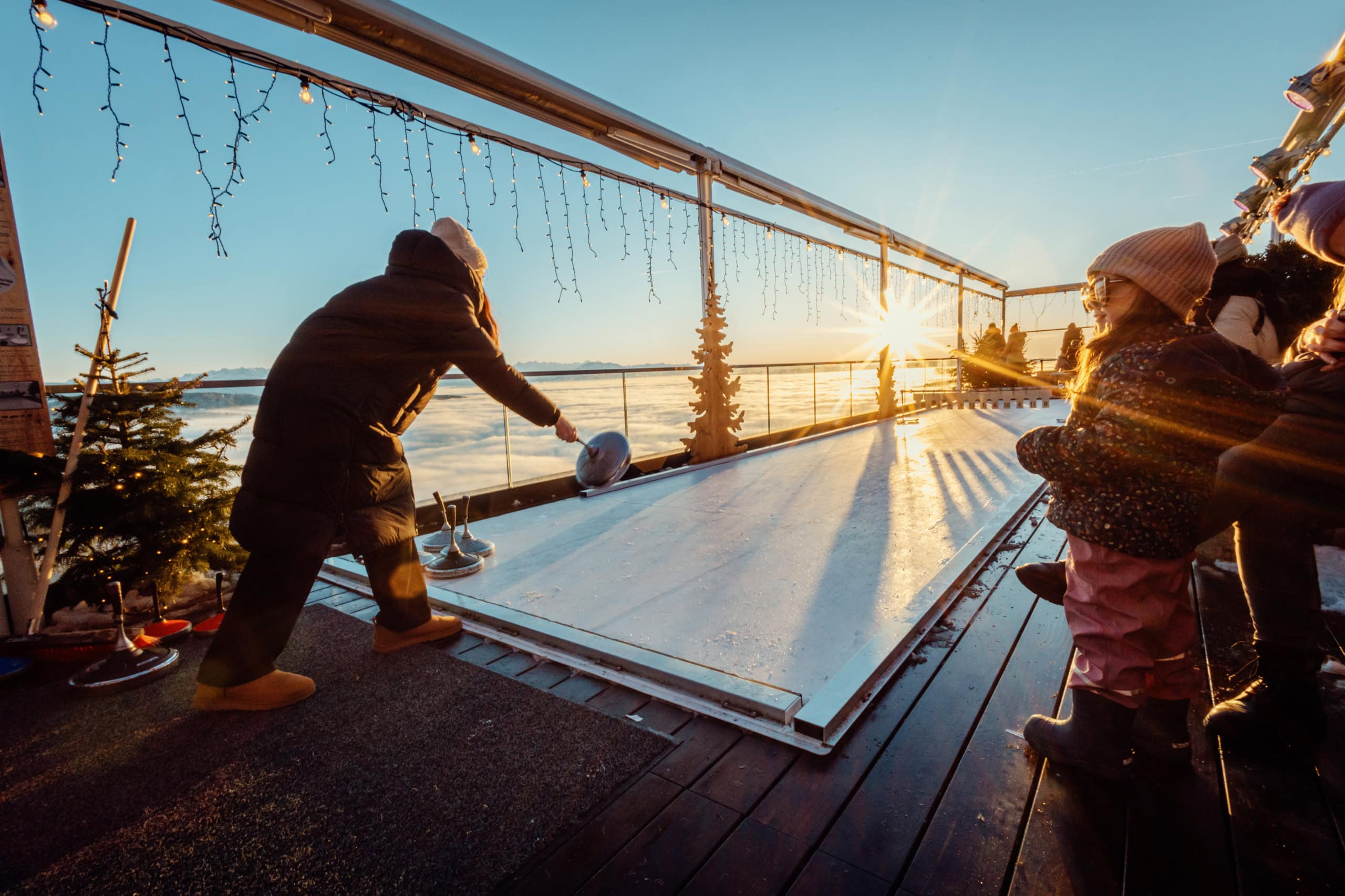 Eisstockschießen auf dem Uetliberg in Zürich im Winter. 