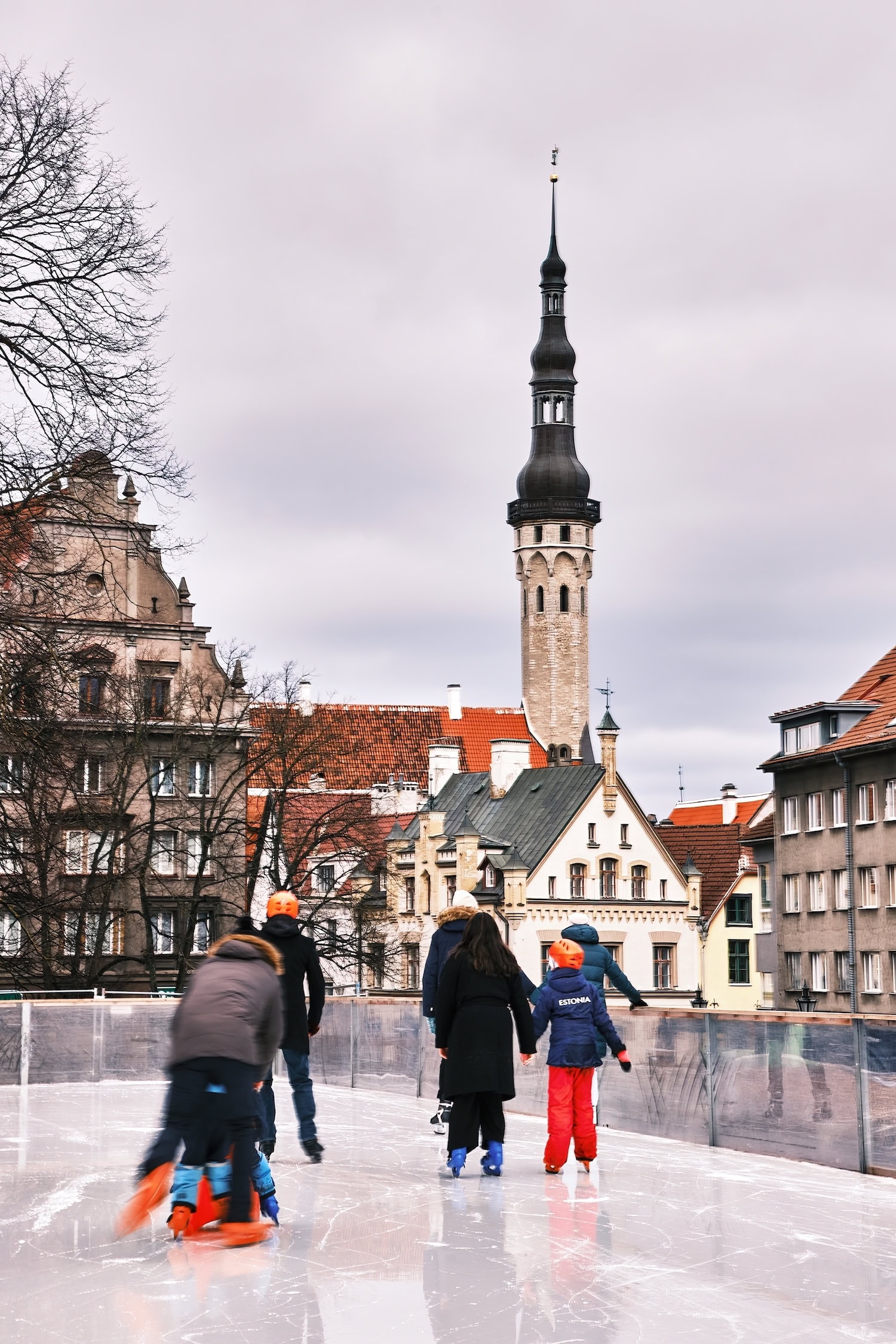 Menschen beim Eislaufen vor der Kirche St. Nikolaus in Tallinn