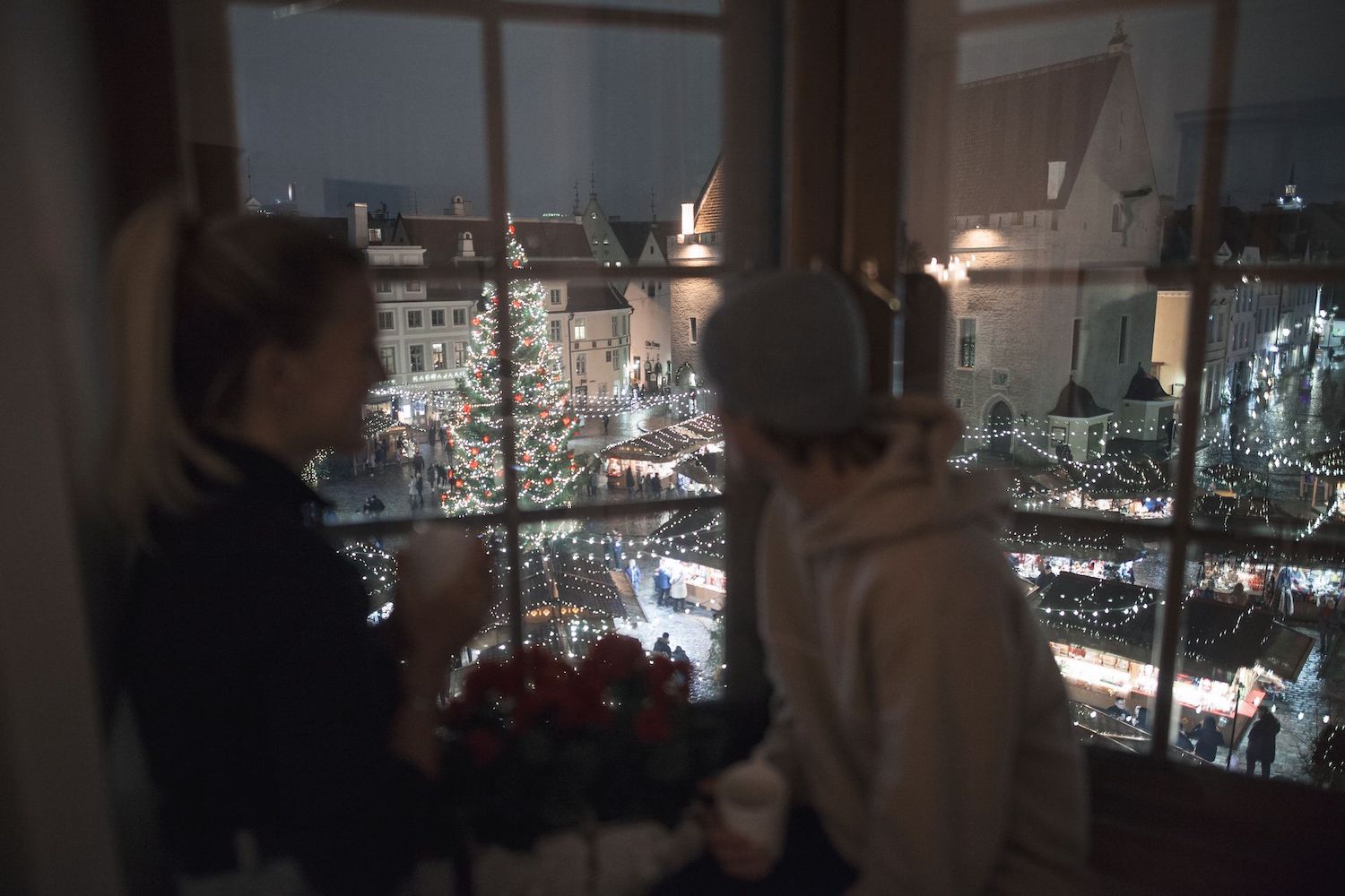 Paar schaut auf den Weihnachtsmarkt in Tallinn