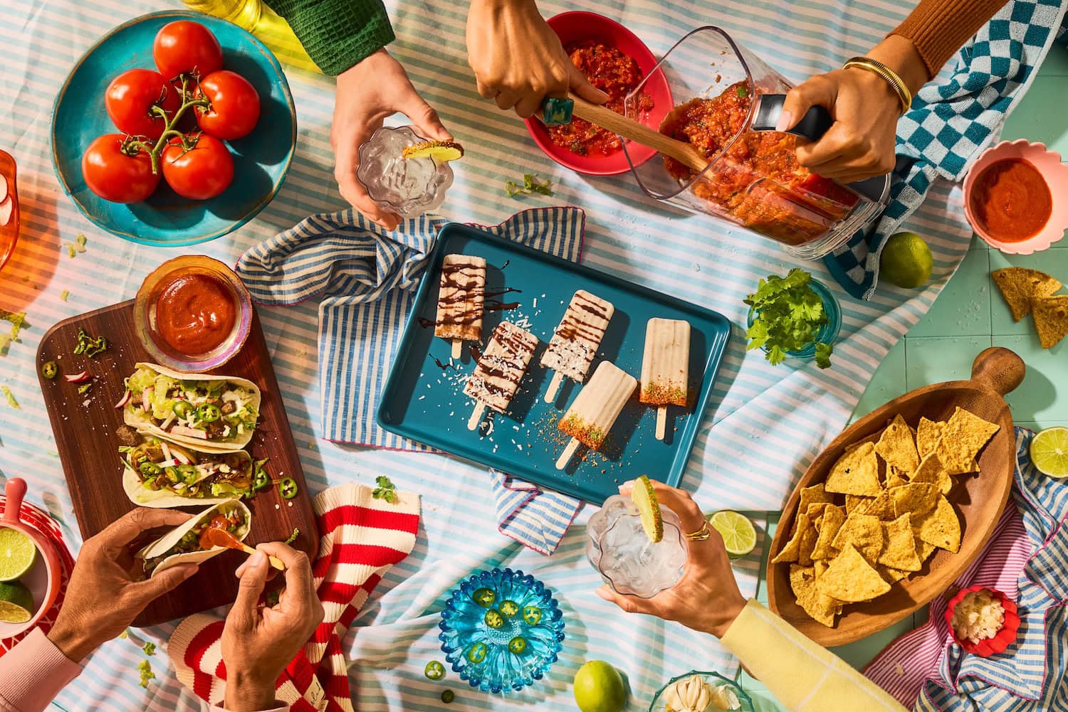 gedeckter Tisch mit verschiedenen Gerichten