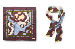 Seidentuch einmal ausgefaltet und einmal gefaltet als Freisteller