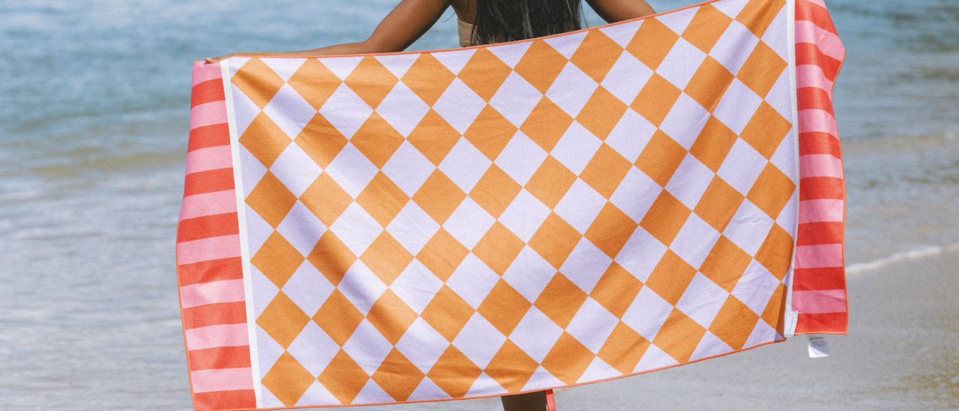 Frau mit Reisehandtuch von Buvanha an einem Strand