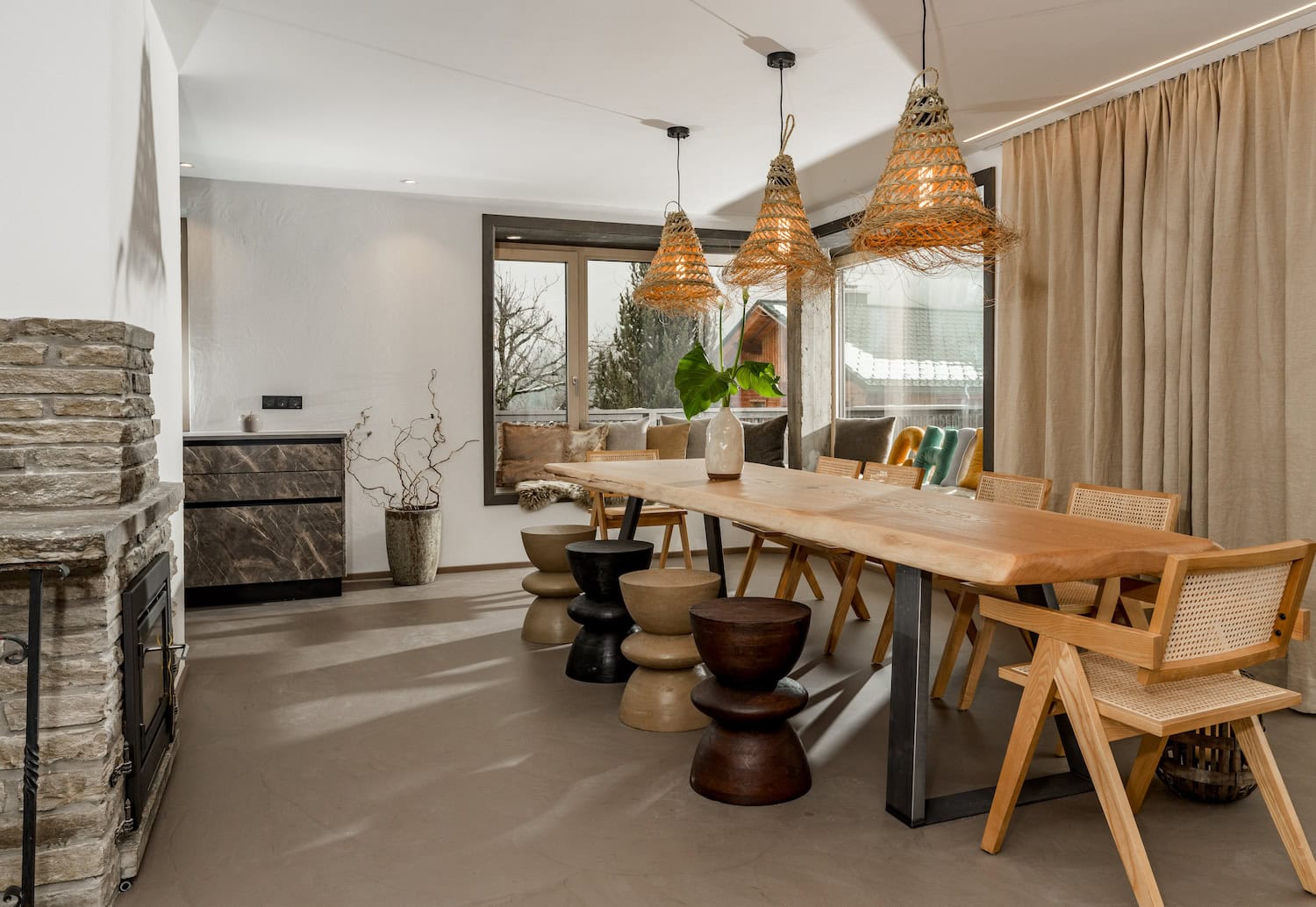 stylischer Holz-Esstisch in den Schladming-Apartments