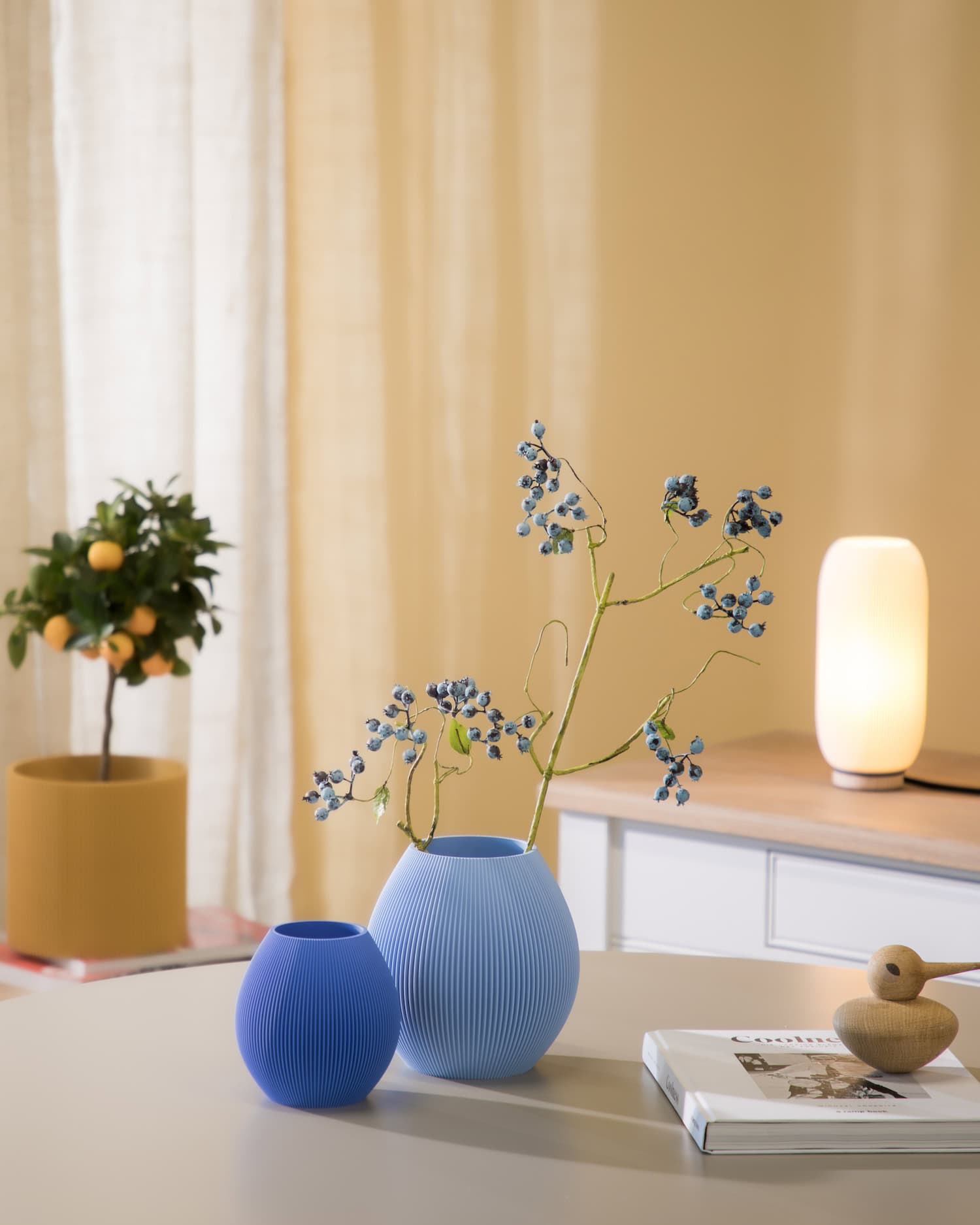 Design-Vasen und Leuchte von dennismaass